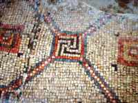 Чудо древней синагоги - античные свастики из мозаики